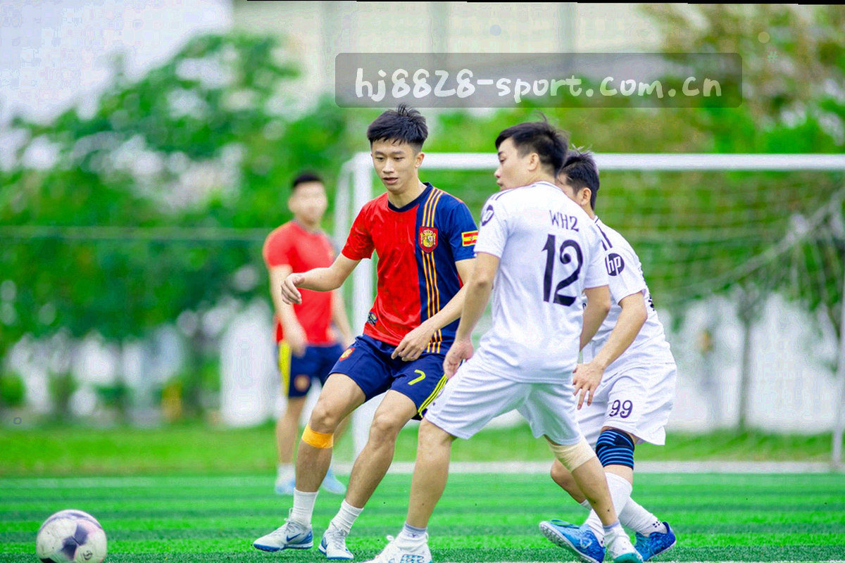 球馆走廊尽头的顶灯与紫色光晕，视线沿通道向深处的场地延伸